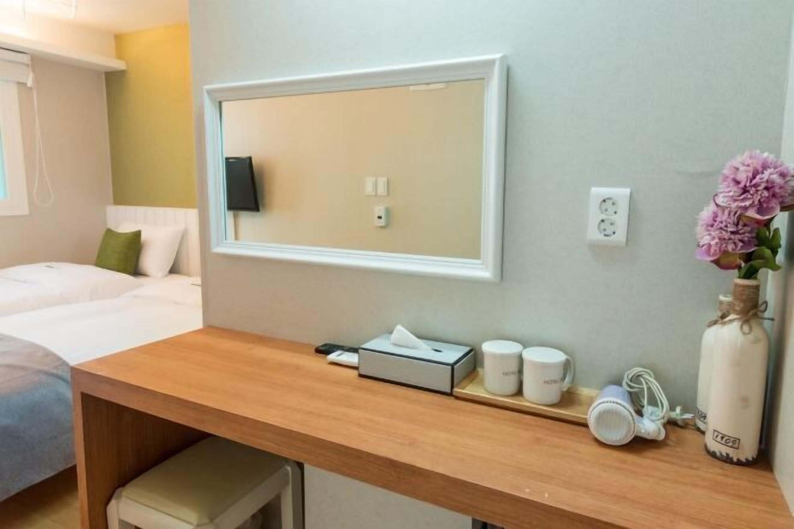 Työpöytä, pimennysverhot, äänieristys, ilmainen Wi-Fi