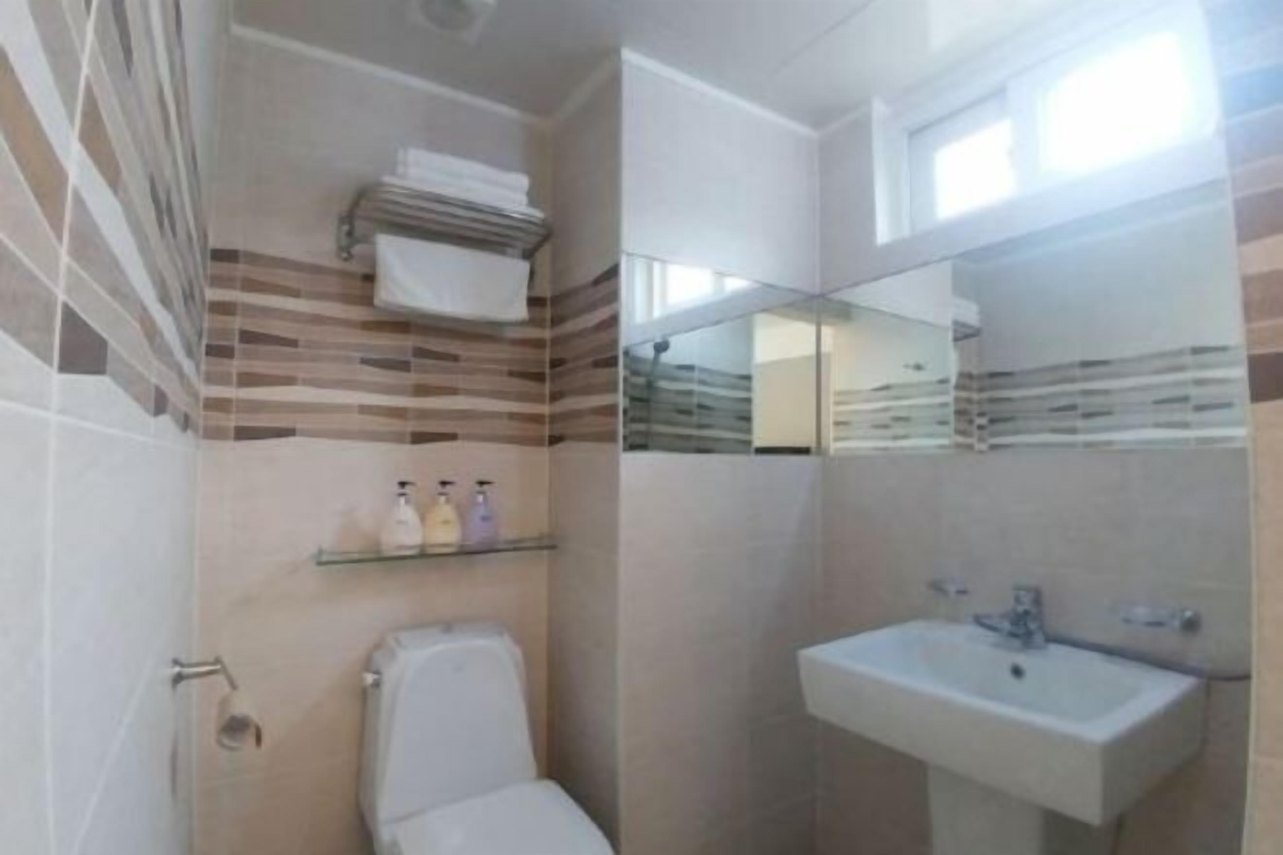 Badeværelse | Bruser, brusehoved med spredningseffekt, gratis toiletartikler