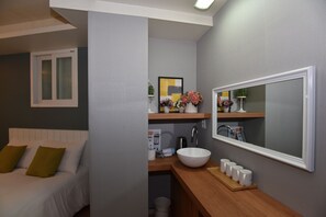 Quadruple Room | Desk, blackout curtains, soundproofing, free WiFi - Hotel QB Dongdaemun Gallery (Seoul)