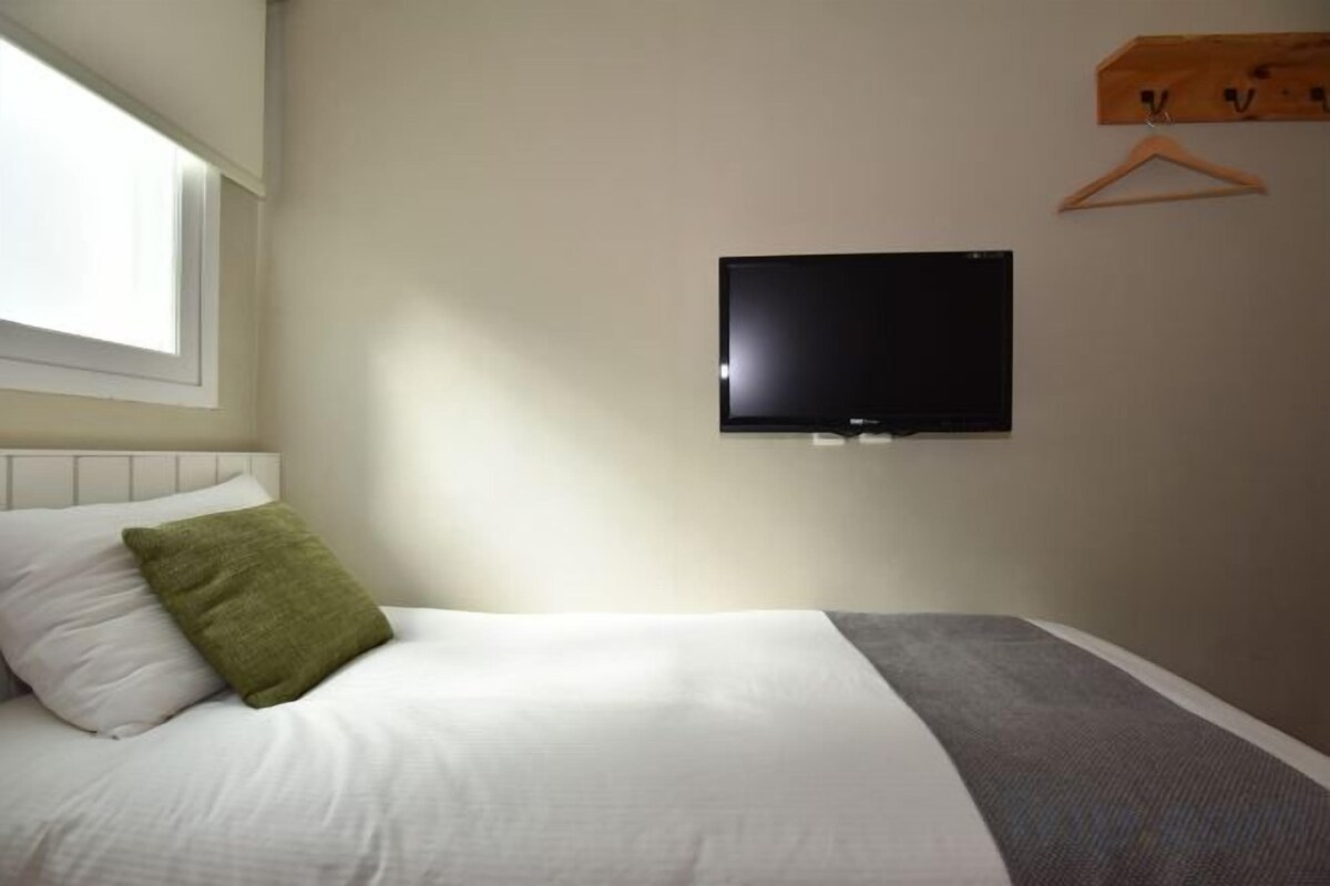 Een bureau, verduisterende gordijnen, geluiddichte muren, gratis wifi