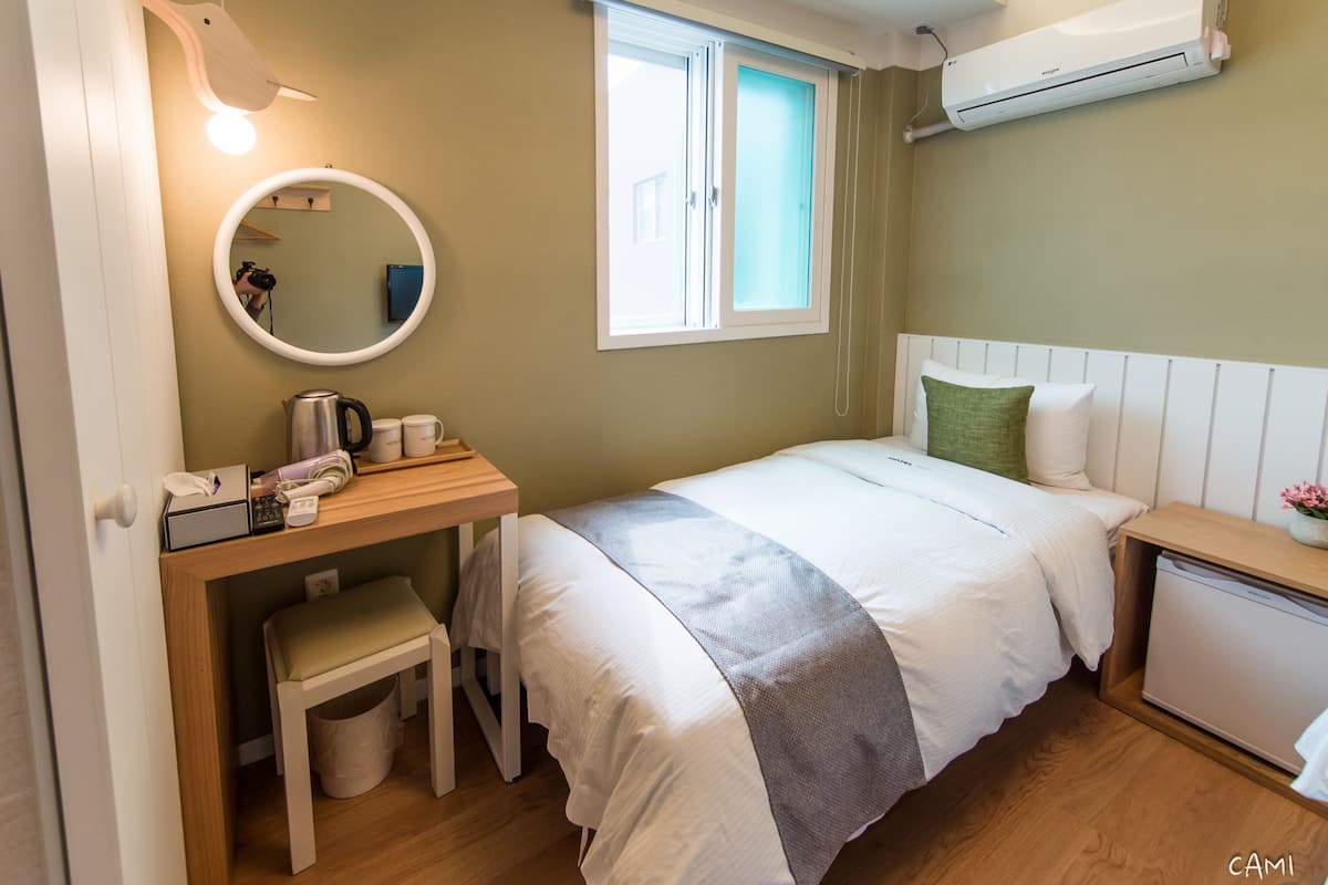 Bureau, rideaux occultants, chambres insonorisées, Wi-Fi gratuit