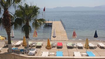 Yksityinen ranta, aurinkotuoleja, aurinkovarjoja