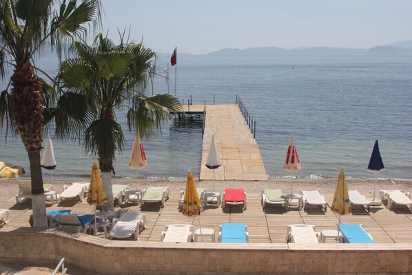 Playa privada, camastros y sombrillas