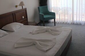 Habitación estándar, vista parcial al mar | Minibar, escritorio y cunas gratuitas