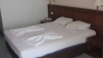 Standard Room, Partial Sea View | Minibar, desk, free cots/infant beds