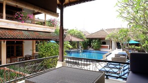Outdoor pool, pool umbrellas, sun loungers - Fat Yogi Cottages (Kuta)