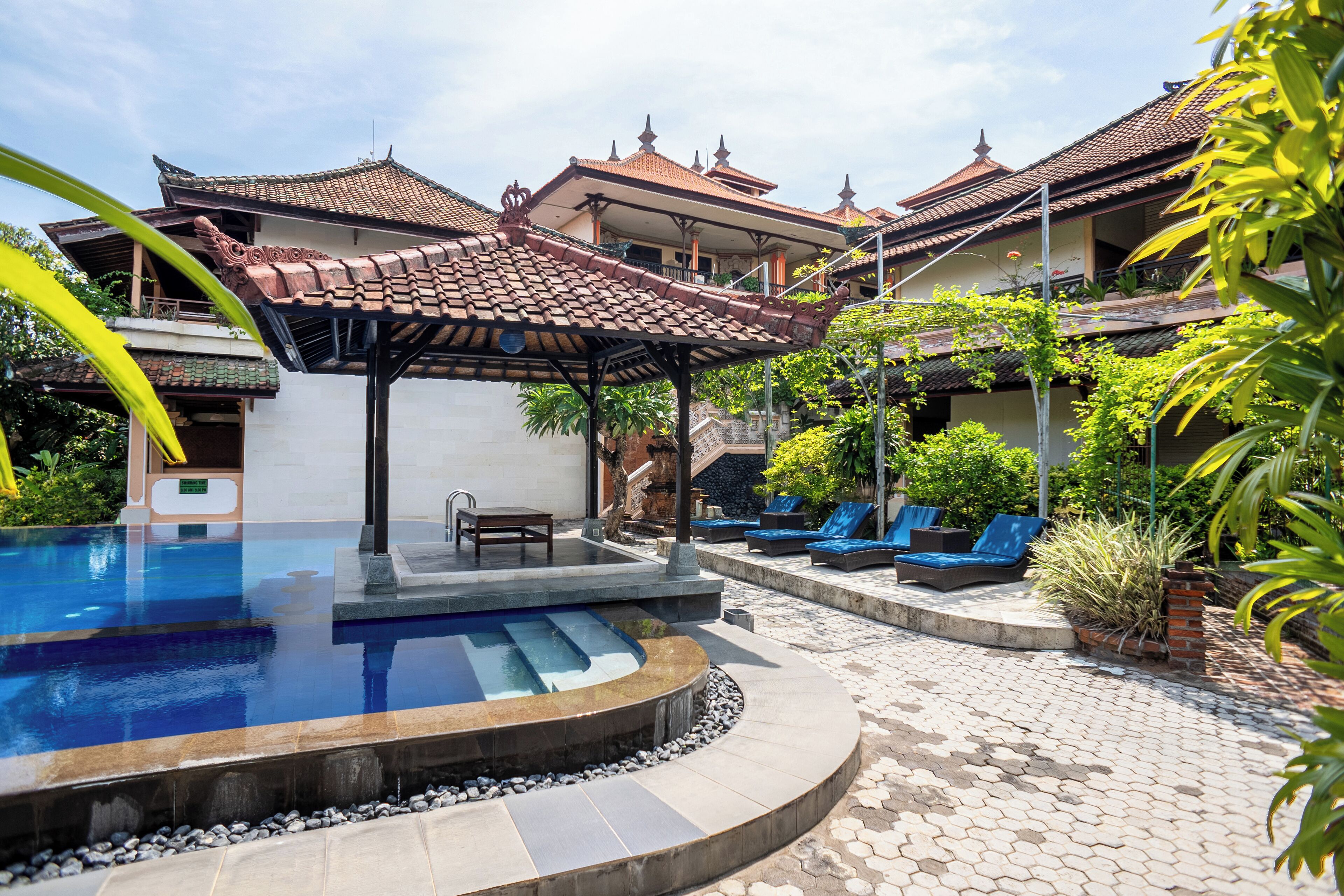 Piscina externa, guarda-sóis, espreguiçadeiras