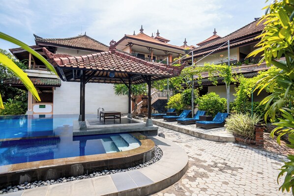 室外泳池；泳池傘、躺椅