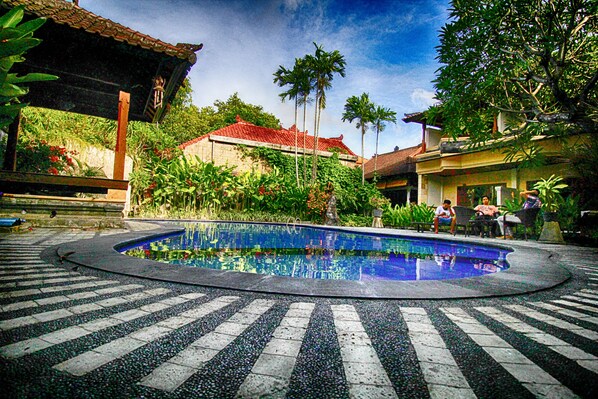 Outdoor pool, sun loungers - Paradiso Beach Inn (Kuta)
