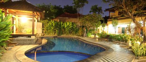 Piscina externa, espreguiçadeiras