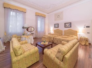 Habitación triple | Zona de estar | Una televisión