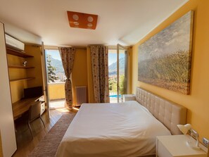 Deluxe Double Room, Ensuite, Lake View (Camera Deluxe) - Montebello (Lecco)