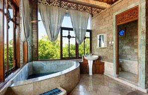 Estate House Executive Suite | Bathroom | Shower, towels - Puri Uluwatu Villas (Pecatu)