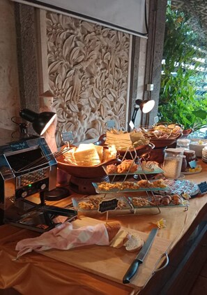Daily buffet breakfast for a fee - Kusnadi Hotel (Legian)