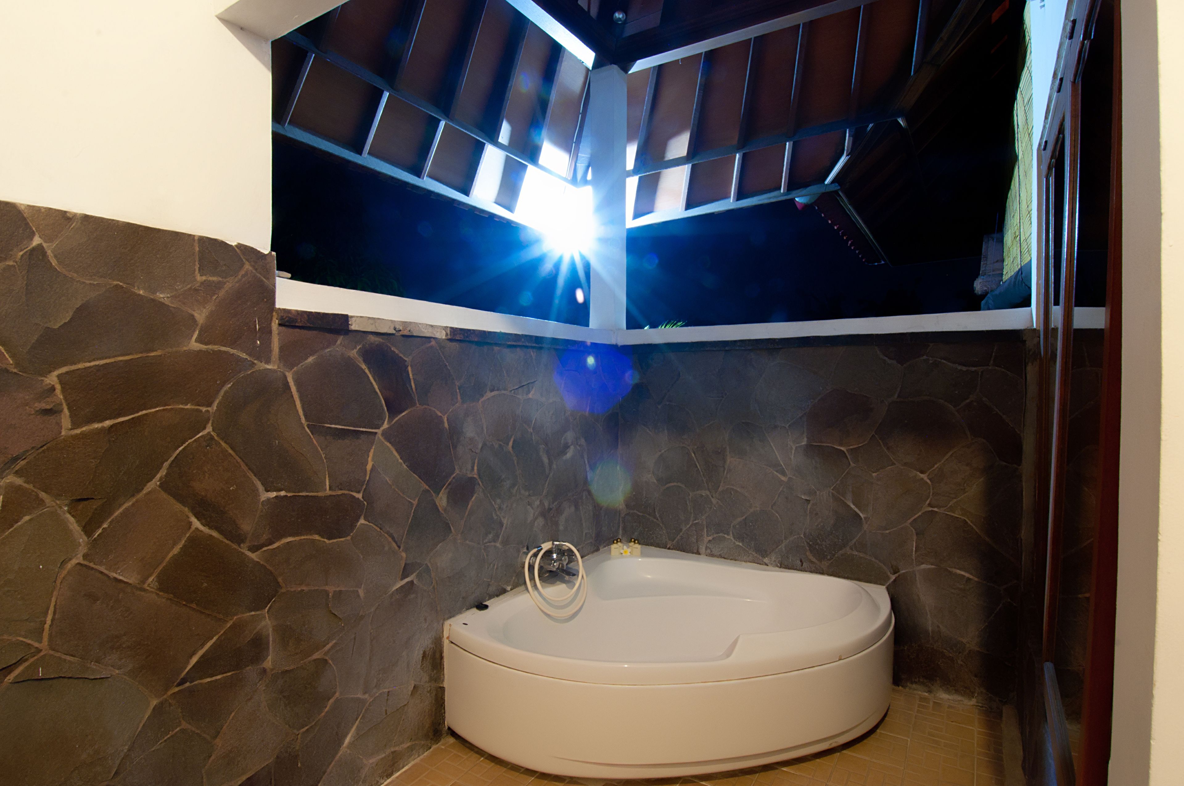 penthouse | deep-soaking bathtub