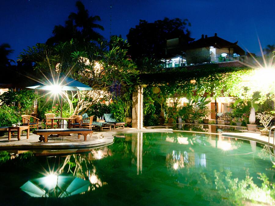 Una piscina al aire libre, sombrillas, tumbonas