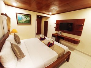 Deluxe Pool | 1 bedroom, minibar, desk, iron/ironing board
