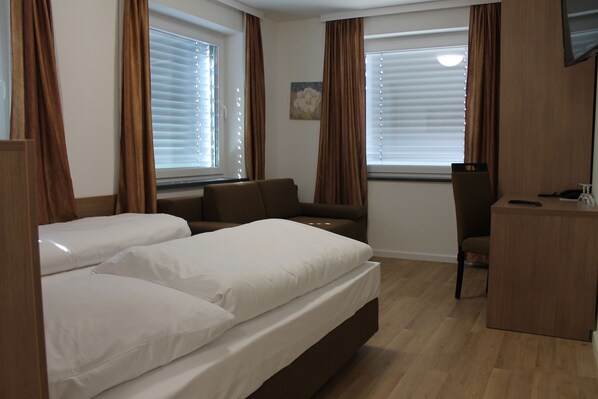 Habitación familiar | Ropa de cama hipoalergénica, escritorio y cortinas blackout