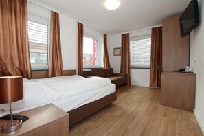 Hypo-allergenic bedding, desk, blackout curtains, soundproofing - Apartment Hotel am Sand (Hamburg)