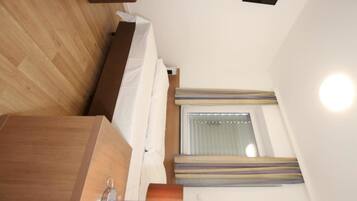 Single Room | Hypo-allergenic bedding, desk, blackout drapes, soundproofing