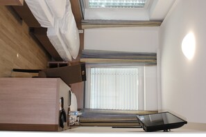 Standard-Dreibettzimmer | Allergikerbettwaren, Schreibtisch, Verdunkelungsvorhänge