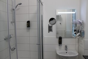 Shower, hair dryer, towels, soap - Apartment Hotel am Sand (Hamburg)