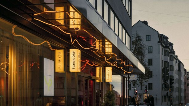 Un edificio moderno con señalización iluminada que dice "Scandinavian Go" y "Scandinavian Go".