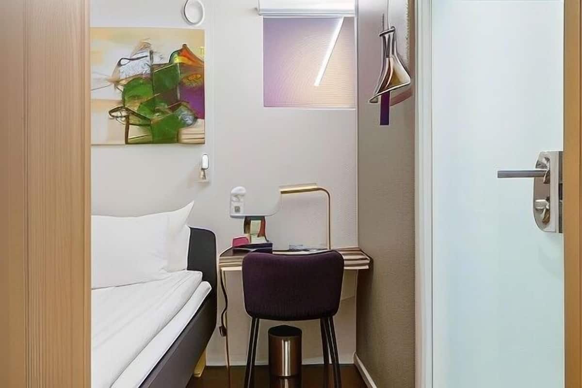 Hypo-allergenic bedding, laptop workspace, blackout curtains, free WiFi