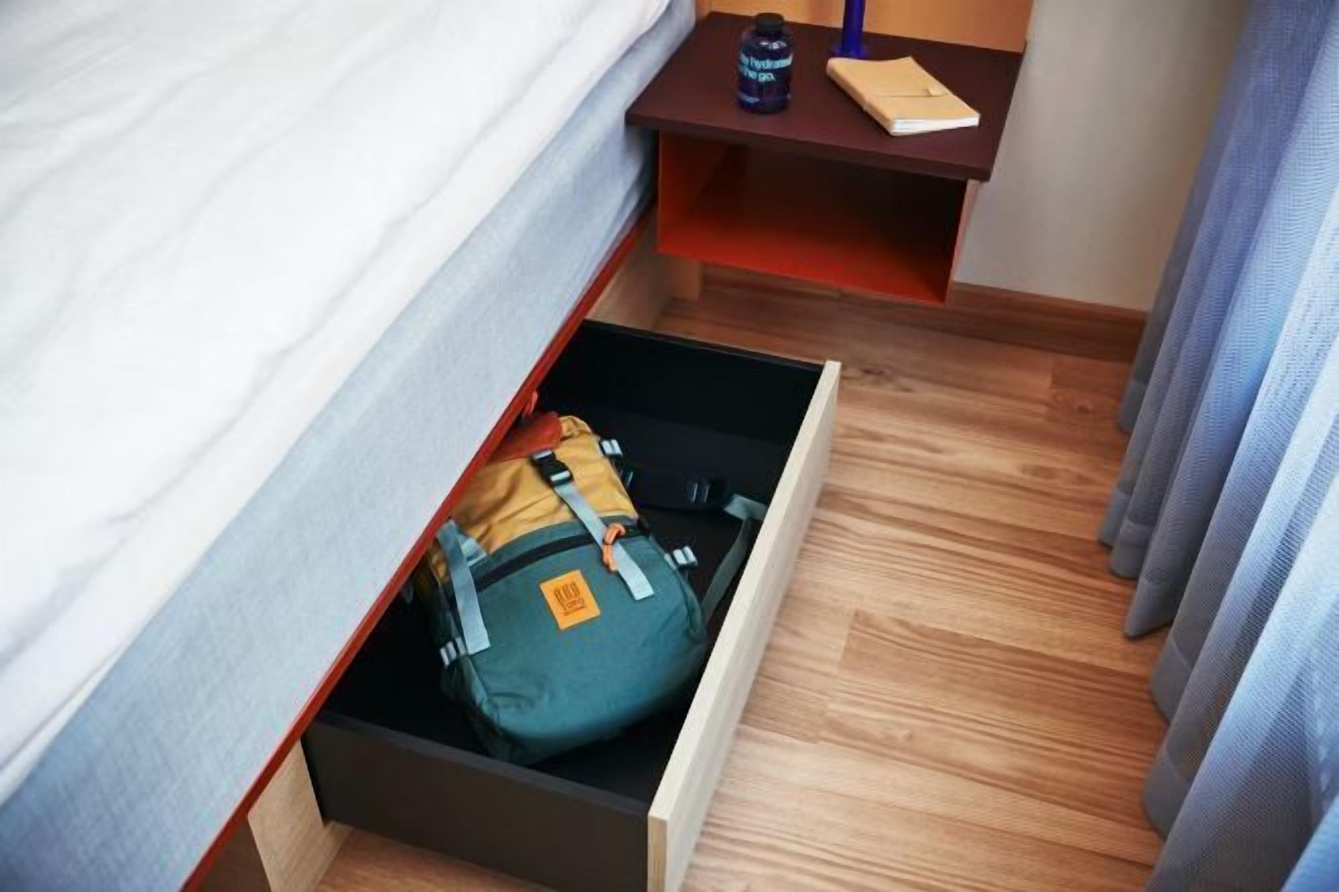 Hypo-allergenic bedding, laptop workspace, blackout drapes, free WiFi