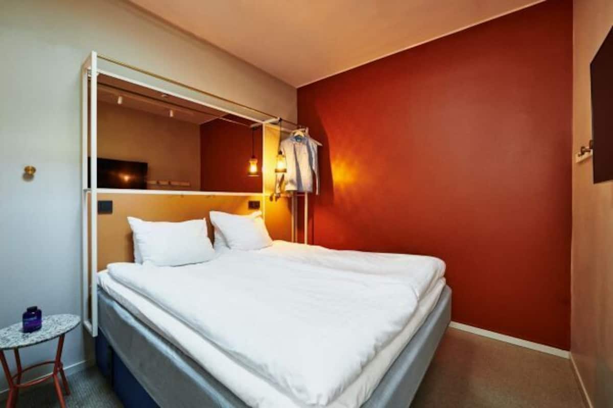 Hypo-allergenic bedding, laptop workspace, blackout curtains, free WiFi