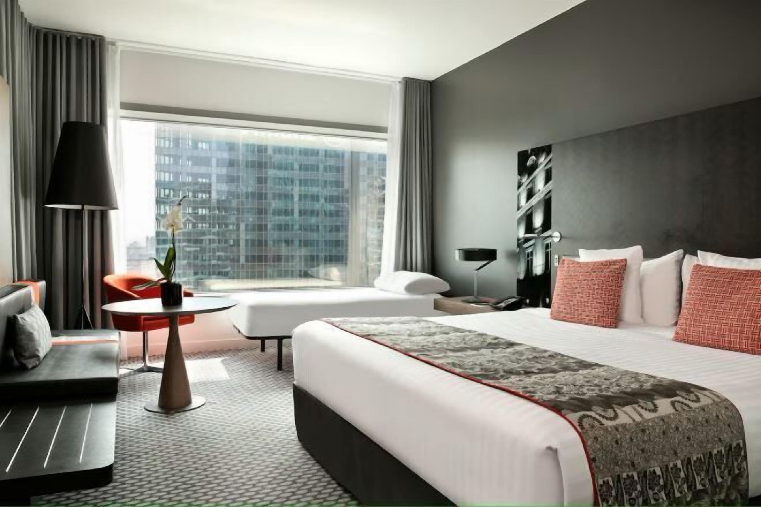 Peralatan tempat tidur premium, meja, langsir/tirai gelap terus 