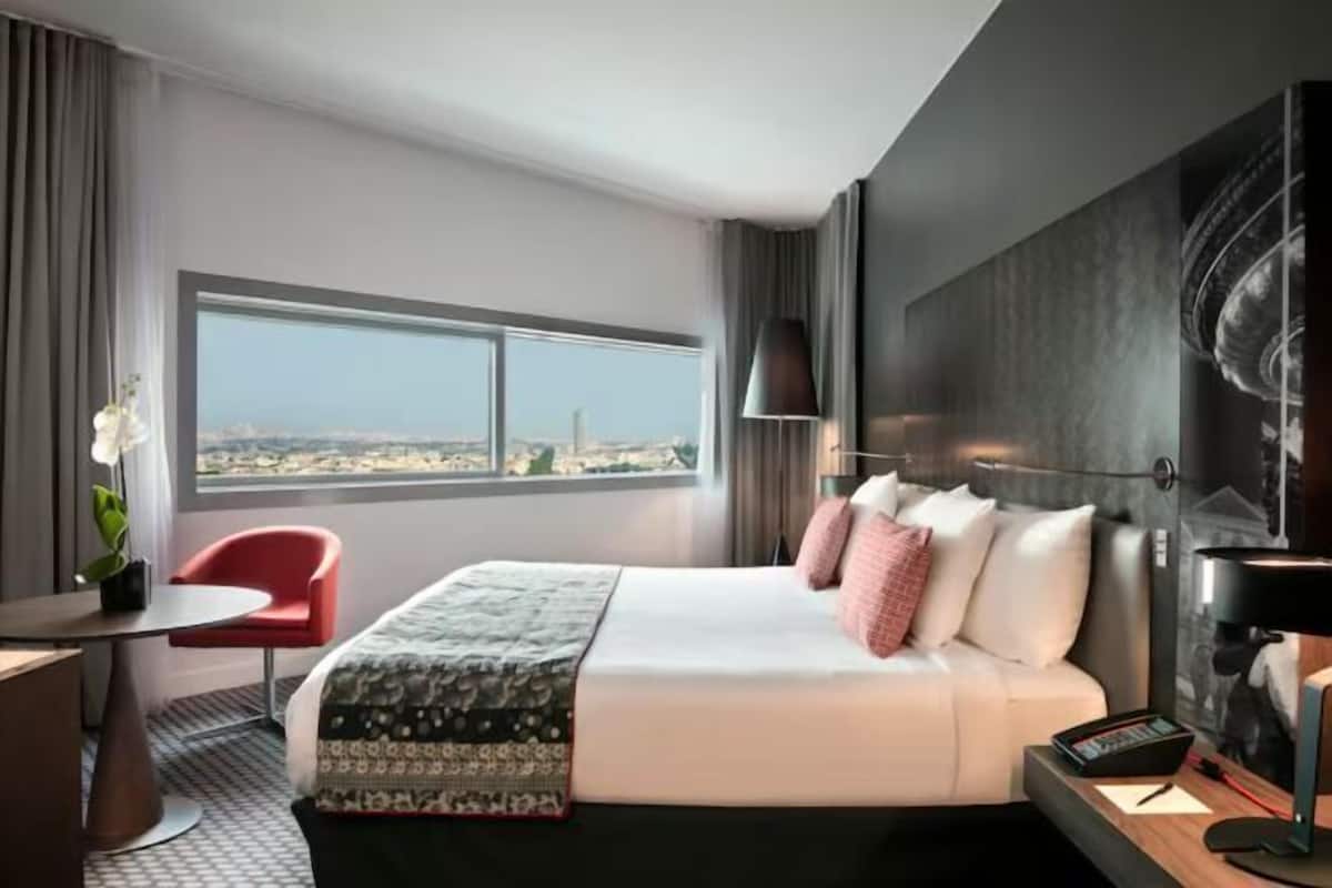 Premium bedding, desk, blackout drapes, soundproofing