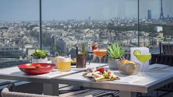 2 restaurantes; se sirve desayuno, almuerzo y cena; cocina mediterránea