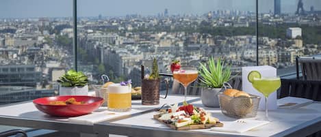 2 restauranter, frokost, lunsj og middag serveres, middelhavsretter