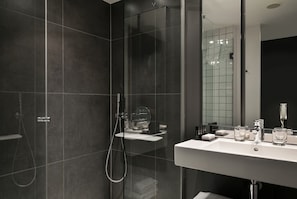 PREMIUM ROOM EIFFEL TOWER VIEW | Bathroom | Shower, rainfall showerhead, eco-friendly toiletries, hair dryer - Melia Paris La Defense (Courbevoie)