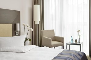 Allergikerbettwaren, Minibar, Zimmersafe, Schreibtisch