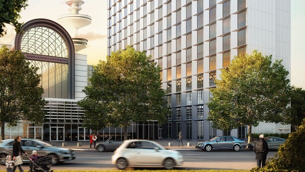 Un moderno edificio de hotel con fachada de entramado, ventanas amplias y un llamativo letrero que dice "InterCity Hotel".