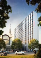 Ein modernes Hotelgebäude mit einer gitterförmigen Fassade, großen Fenstern und einem gut sichtbaren Schriftzug "InterCity Hotel".