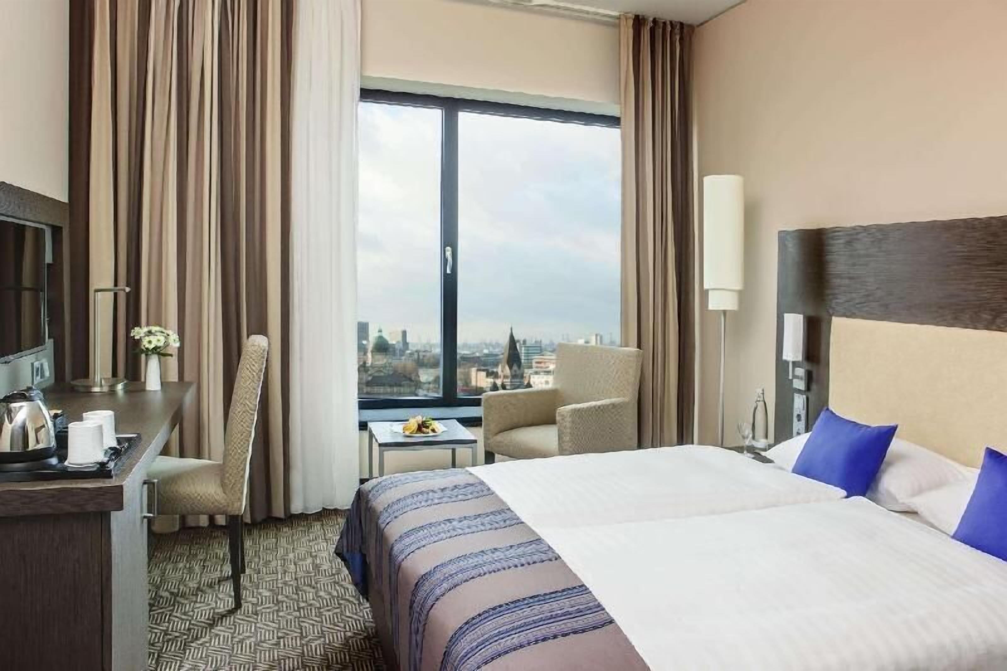Ropa de cama hipoalergénica, minibar, caja fuerte y escritorio