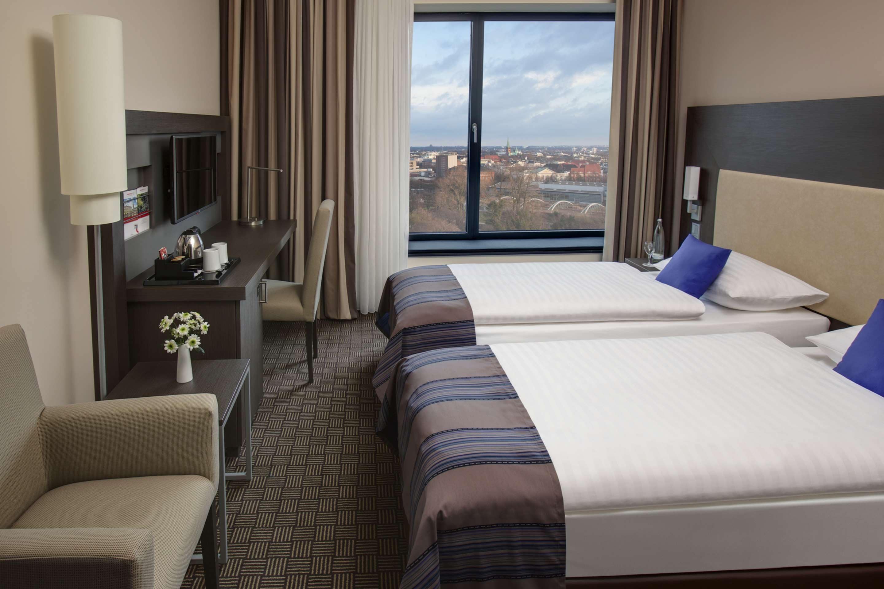 business room (plus) | hypo-allergenic bedding, minibar, in-room safe, desk