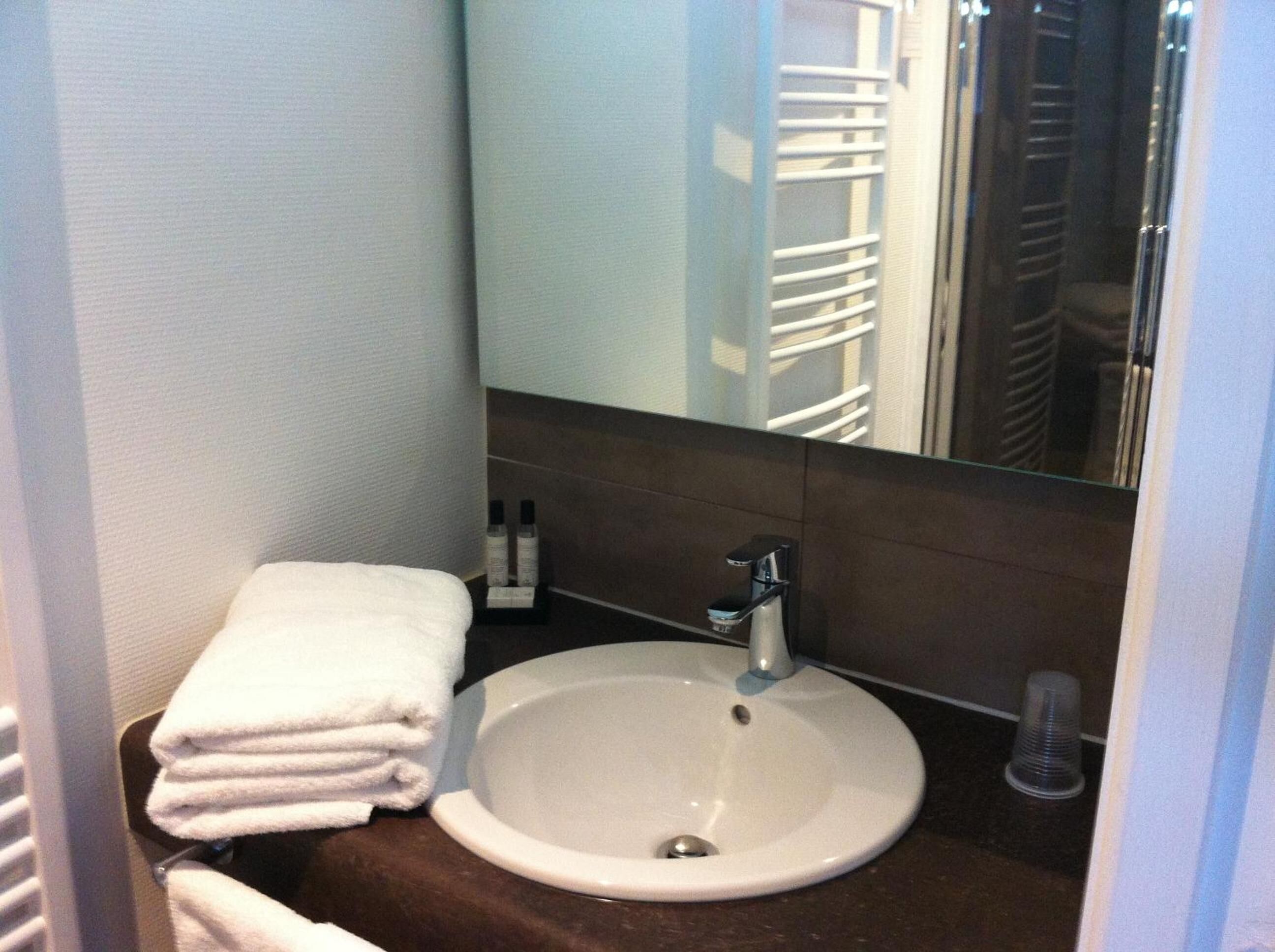 shower, hydromassage showerhead, free toiletries, hair dryer