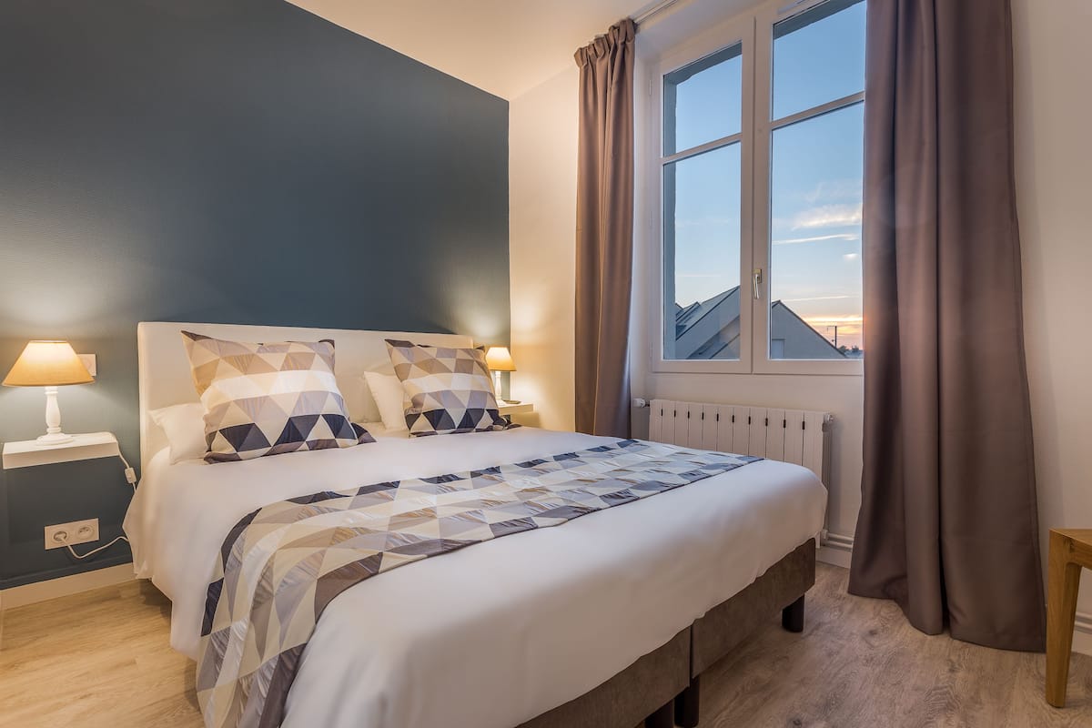 premium bedding, desk, soundproofing, free cots/infant beds