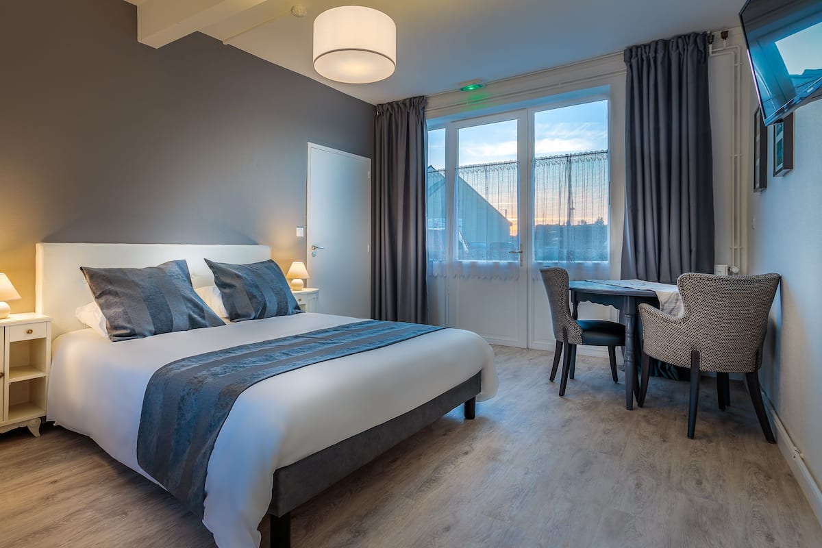 Premium bedding, desk, soundproofing, free WiFi