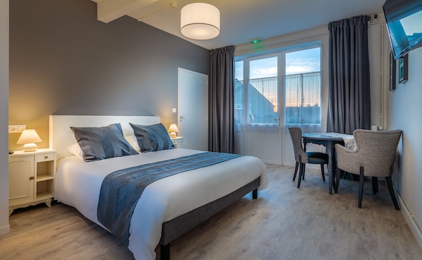 Premium bedding, desk, soundproofing, free WiFi