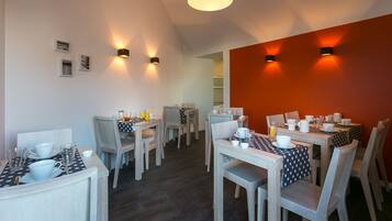 Dagelijks ontbijtbuffet (EUR 11 per persoon)