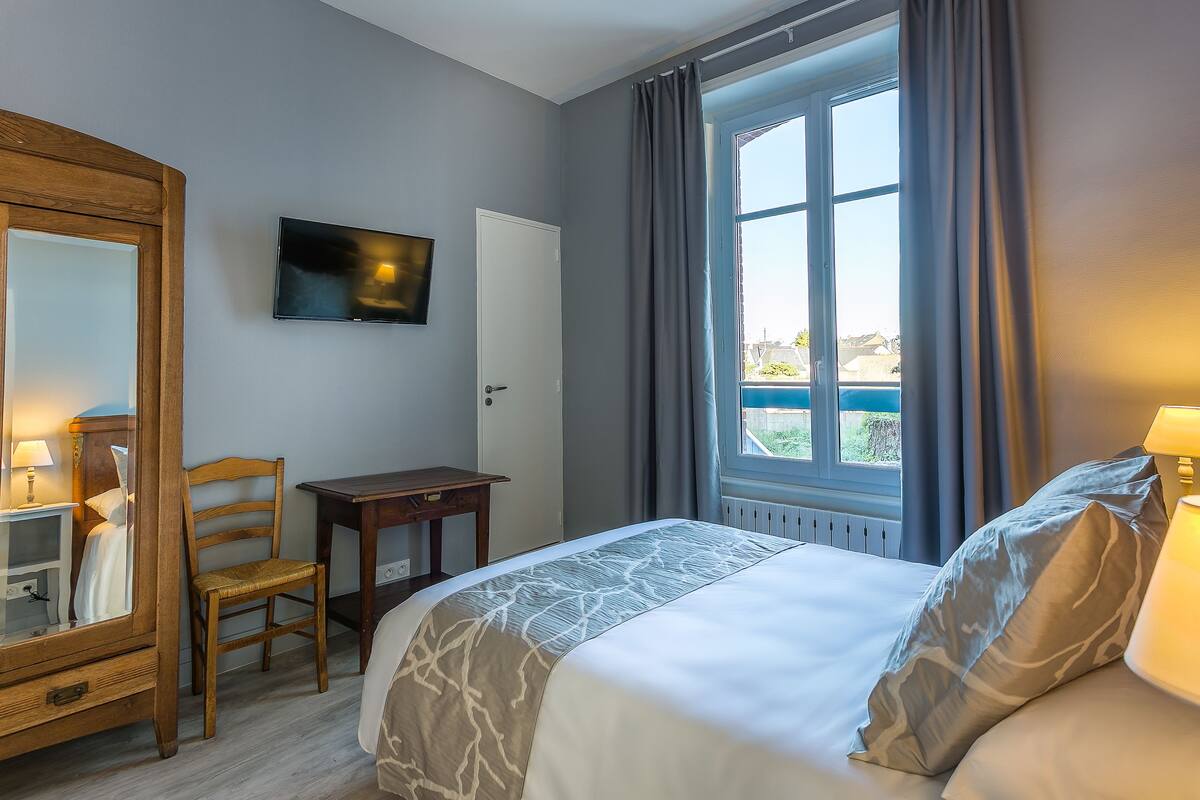 premium bedding, desk, soundproofing, free cots/infant beds