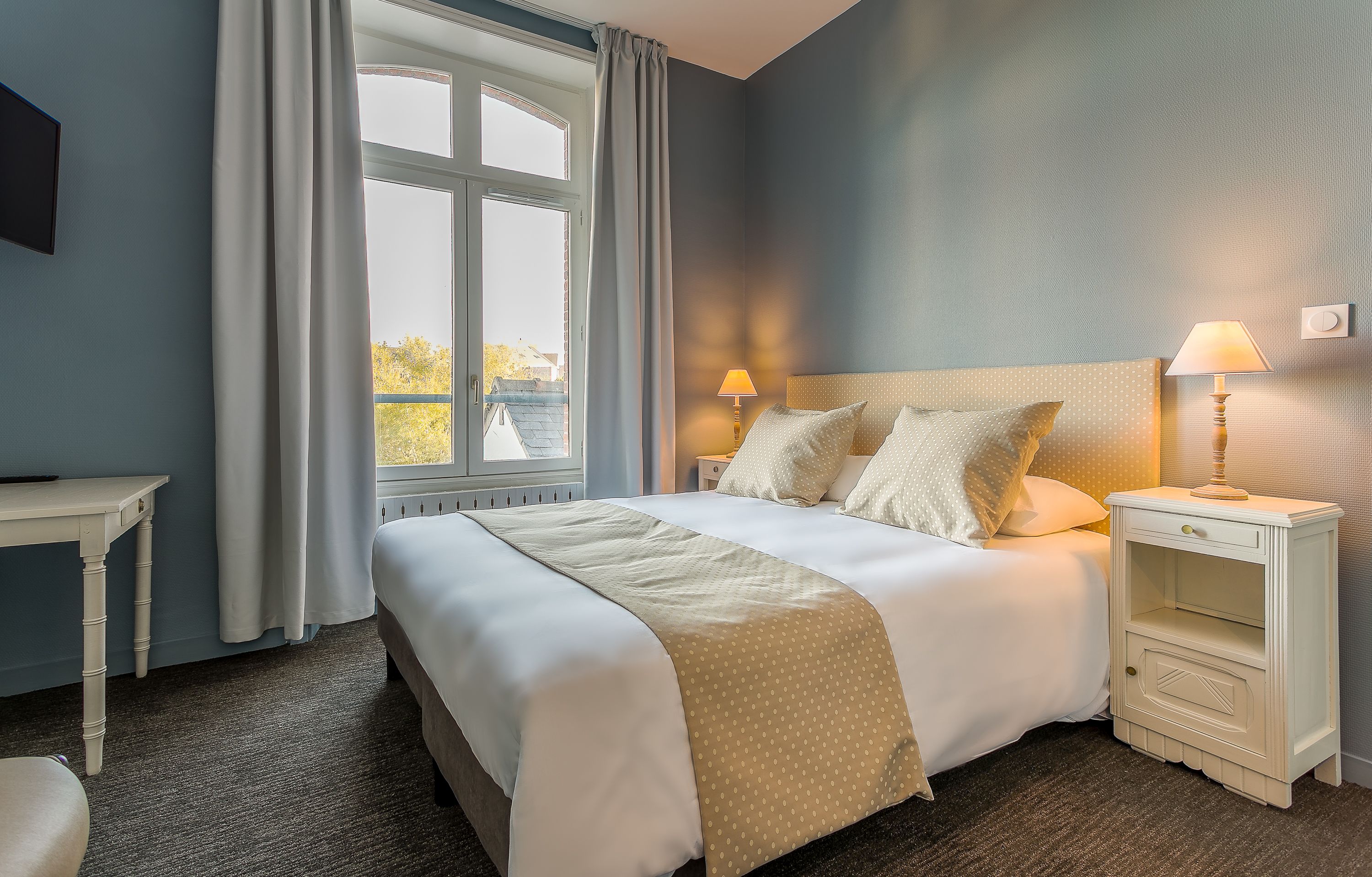 Ropa de cama de alta calidad, escritorio y sistema de insonorización 