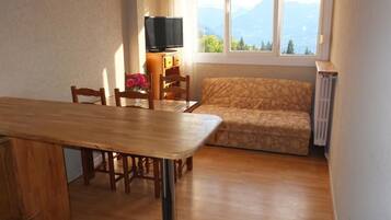 Appartement 3 Pièces, Vue Sud | Salle de séjour | Télévision à écran plat