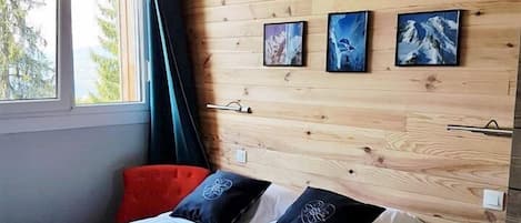 Habitación cuádruple familiar, 2 habitaciones, vista a la montaña | Decoración personalizada, muebles diferentes y cunas gratuitas