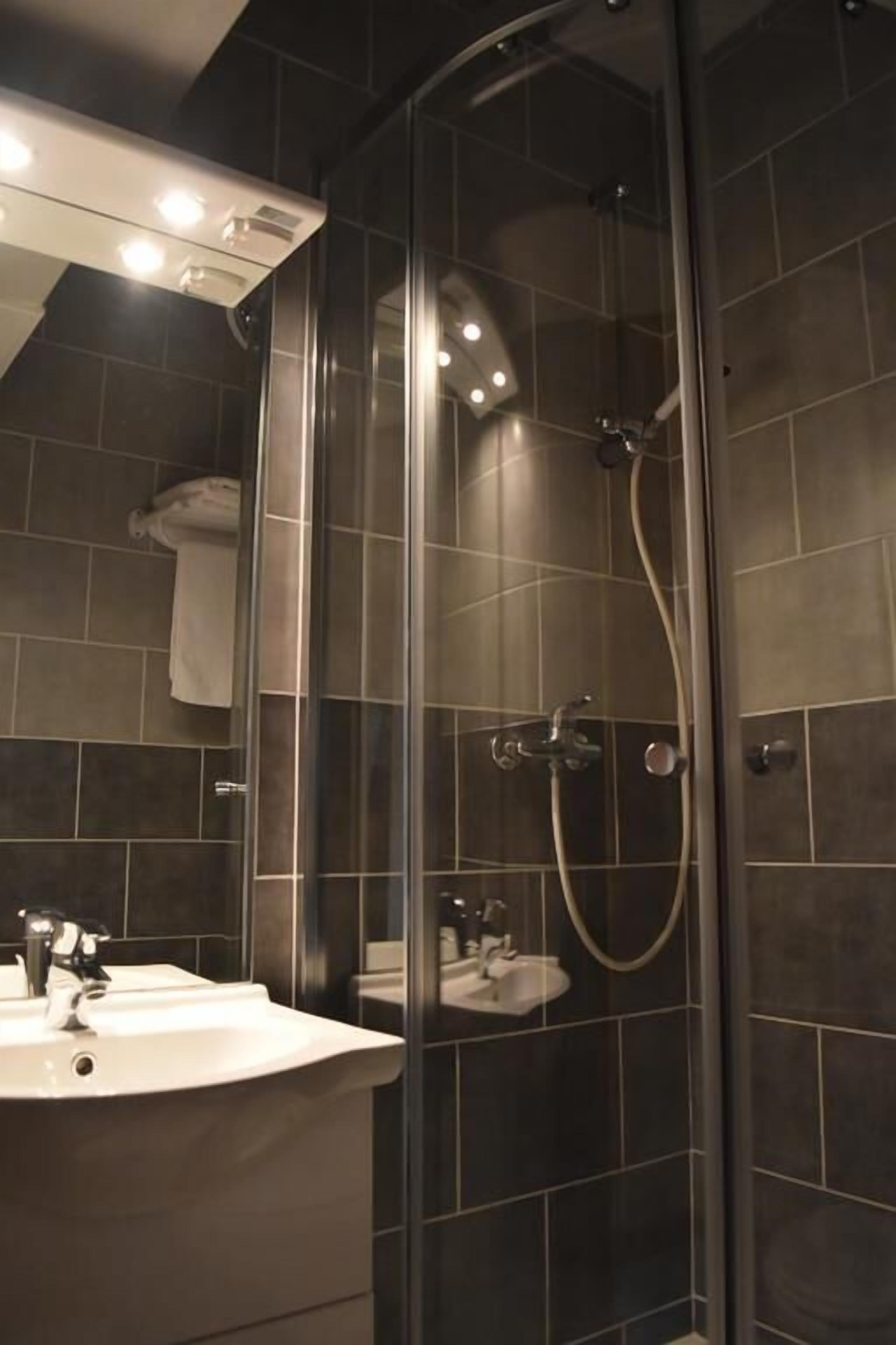 Een douche, gratis toiletartikelen, een haardroger, handdoeken